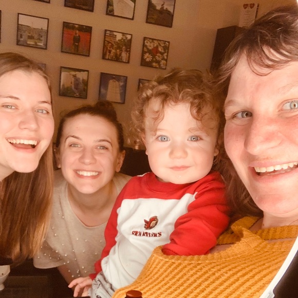 Hello! 😊 I’m Ilinca 👋🏼 Happy Poshing! 🛍 - Picture 6 of 6